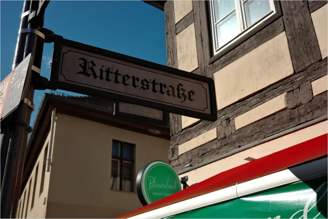 Stadtfuehrung Altstadt Guide Mit Fahne Foto Db32