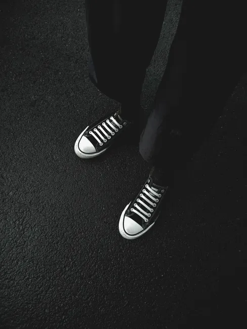 Streetwear Outfit Detail Sneakers Auf Asphalt Foto 5ade