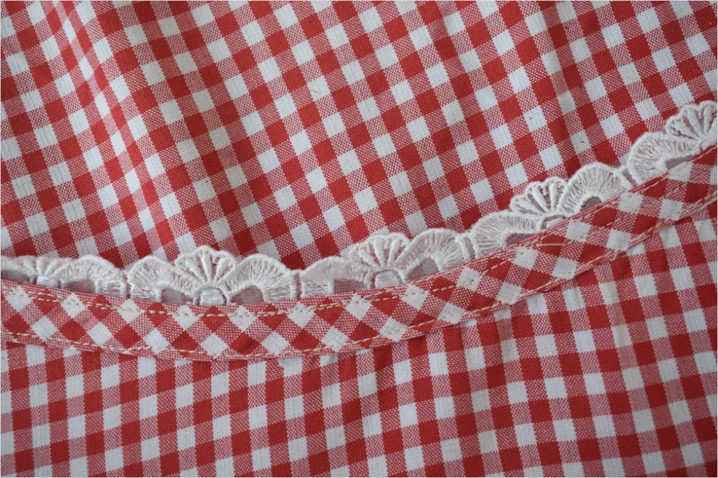 Traditionelle Tracht Dirndl Detailschuerze Nahaufnahme Foto 54cc