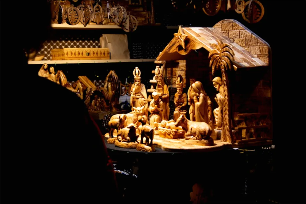 Weihnachtsmarkt Handwerk Holzschnitzerei Stand Foto E711
