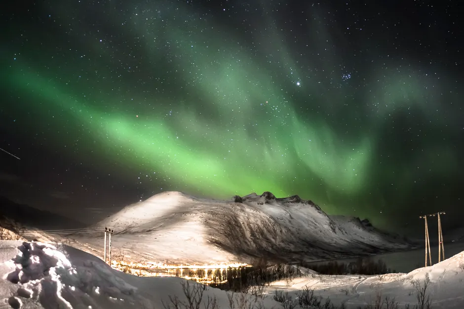 Detail Aurora Over Snowy Mountains Number 6