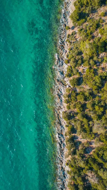 Detail Blue Ocean Aerial Shoreline Photo Number 3