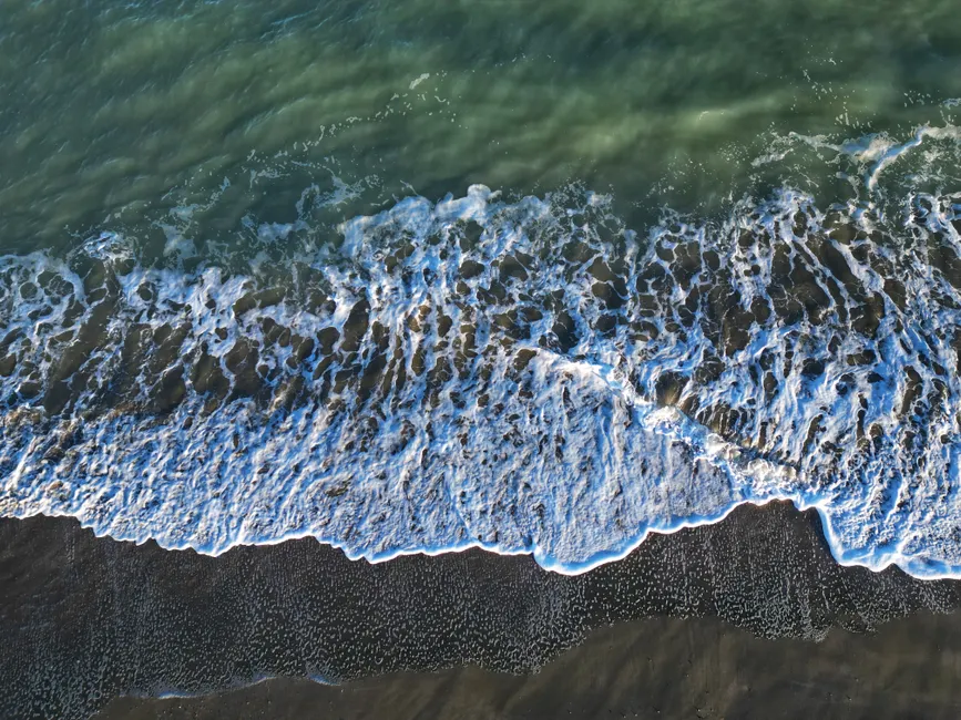 Detail Blue Ocean Aerial Shoreline Photo Number 6