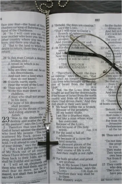 Detail Christian Cross Necklace Close Up Photo Number 6