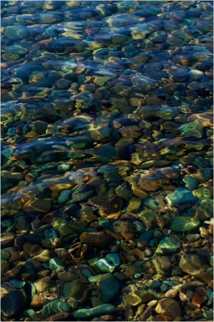 Detail Crystal Clear Lake Pebbles Photo Number 3