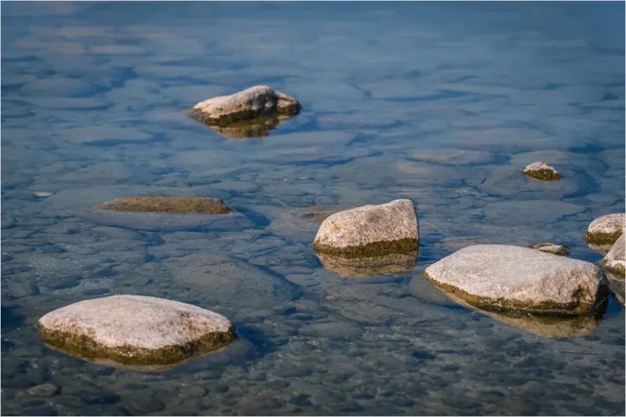 Detail Crystal Clear Lake Pebbles Photo Number 6