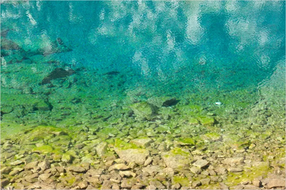 Detail Crystal Clear Lake Pebbles Photo Number 8