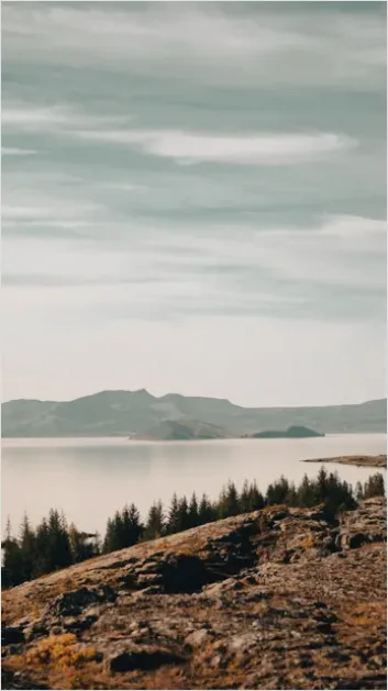 Detail Minimalist Lake Horizon Wallpaper Number 2
