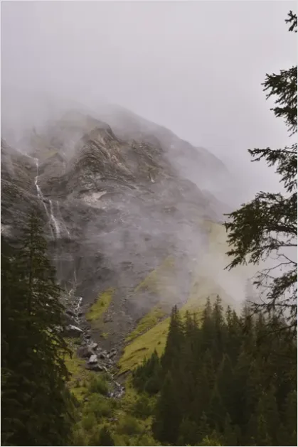 Detail Misty Mountain Valley Landscape Number 7