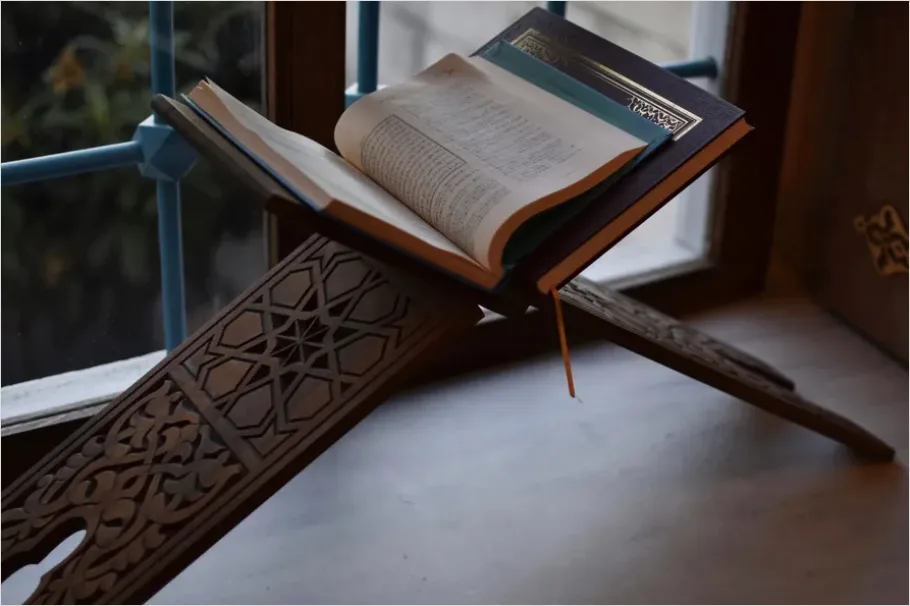 Quran On Stand Rehal Photo 5e1e