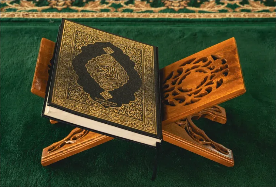 Detail Quran On Stand Rehal Photo Number 2