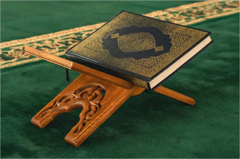Detail Quran On Stand Rehal Photo Number 3
