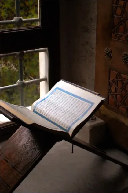 Detail Quran On Stand Rehal Photo Number 4