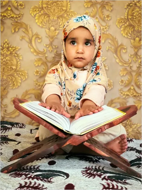 Detail Quran On Stand Rehal Photo Number 7