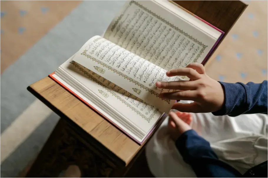 Detail Quran On Stand Rehal Photo Number 8
