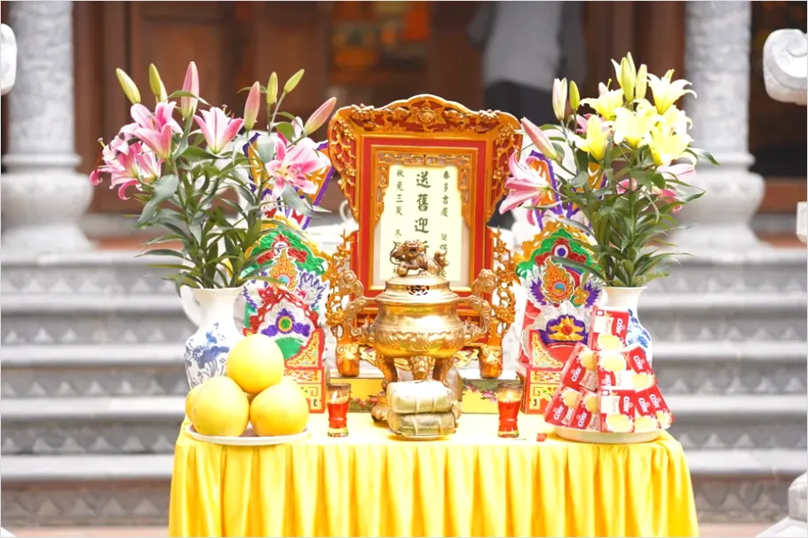 Detail Temple Steps With Offerings Photo Number 3
