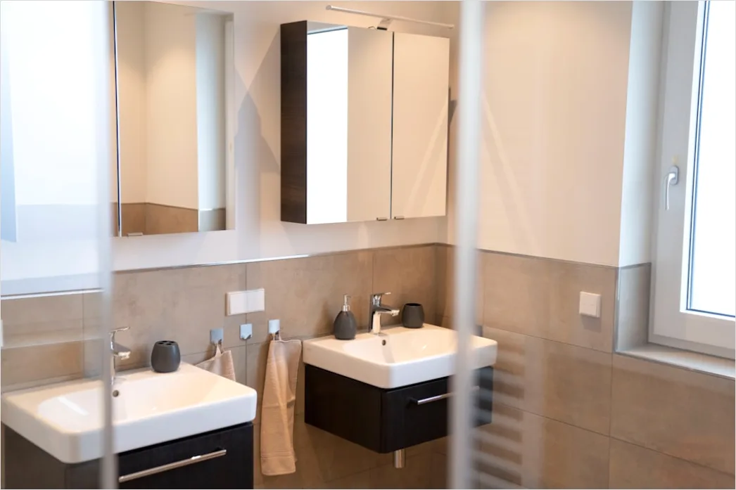 Badezimmer Mit Doppelwaschtisch Und Spiegel Foto 2289