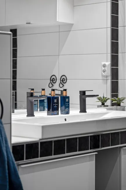 Badezimmer Mit Schwarzer Armatur Trend Foto C4ef