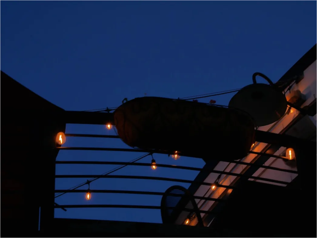 Detail Balkon Deko Lichterkette Abend Foto Number 5