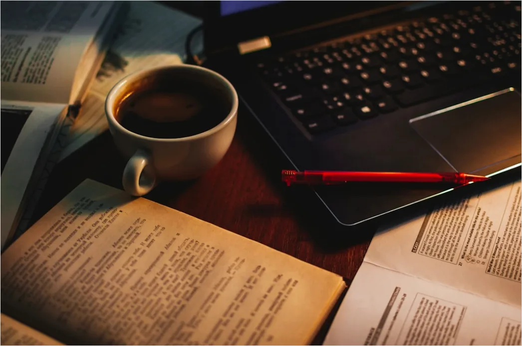 Bibliothek Arbeitsplatz Mit Notizbuch Und Kaffeebecher Foto C655