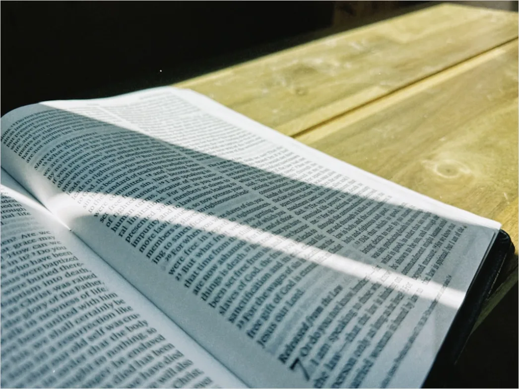 Detail Bücherstapel Auf Holztisch Studium Lesen Foto Number 4
