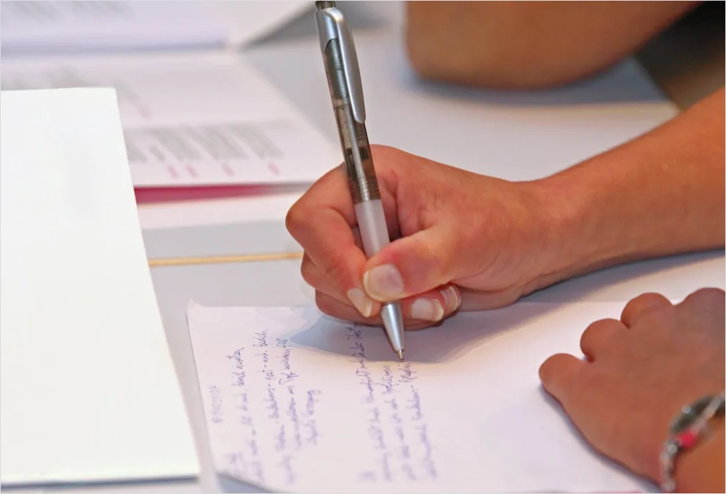 Eltern Kontrollieren Schulheft Und Unterschrift Foto Ebcd