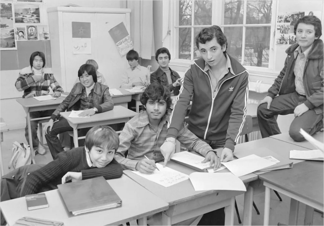 Gebaerdensprache Im Unterricht Lehrer Und Schueler Foto 9446