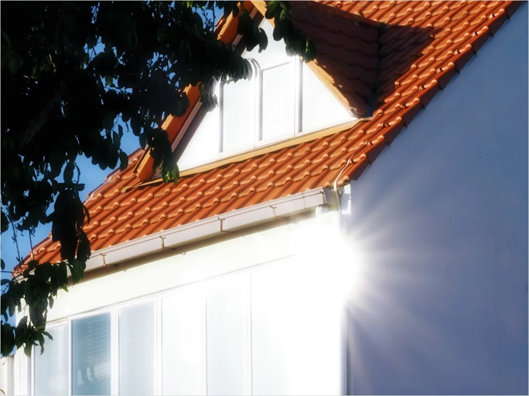 Haus Aussenaufnahme Bei Sonnenschein Foto 256d