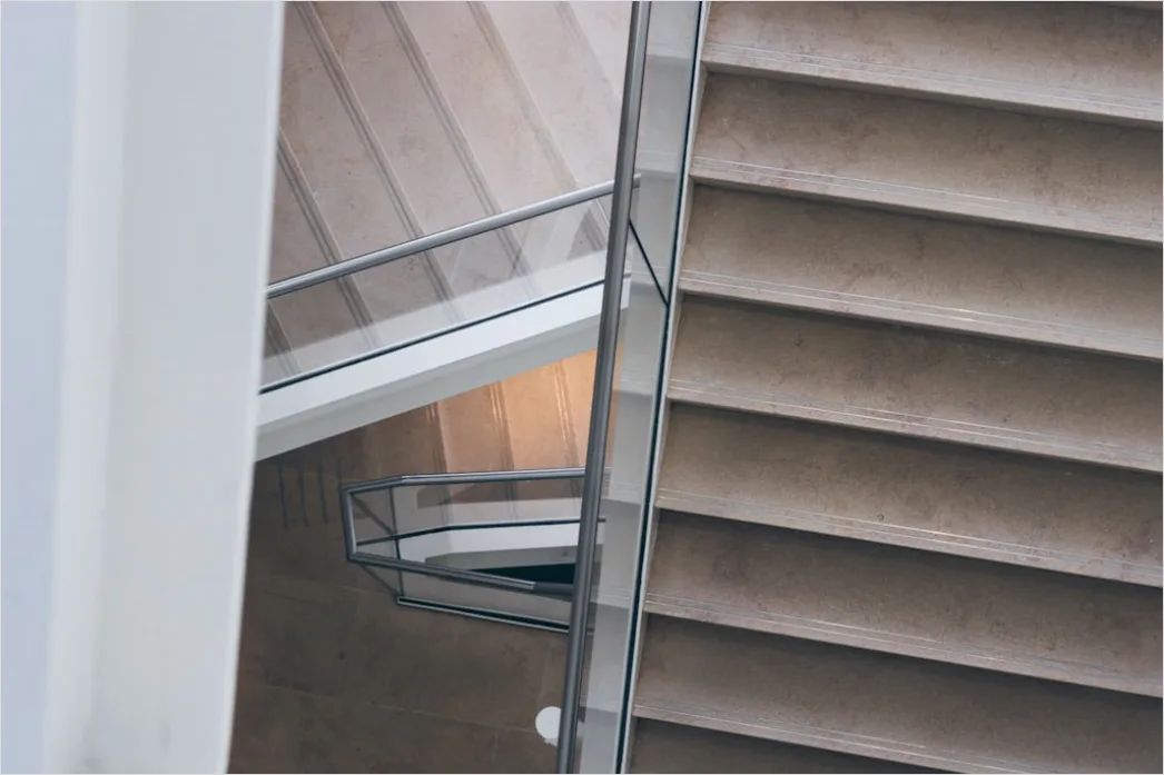 Holztreppe Modern Mit Glasgelaender Foto 9076