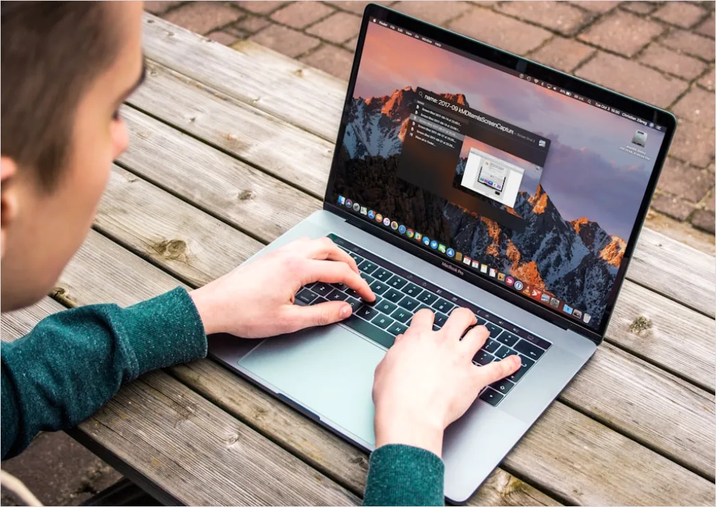 Informatik Kurs Schueler Schreiben Code Am Laptop Foto F360