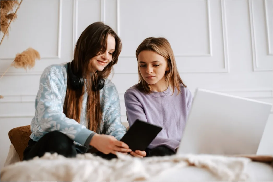 Jugendlicher Lernt Fuer Schularbeit Mit Laptop Zuhause Foto 2325