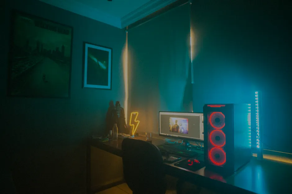 Detail Jugendzimmer Gaming Setup Led Licht Foto Number 3