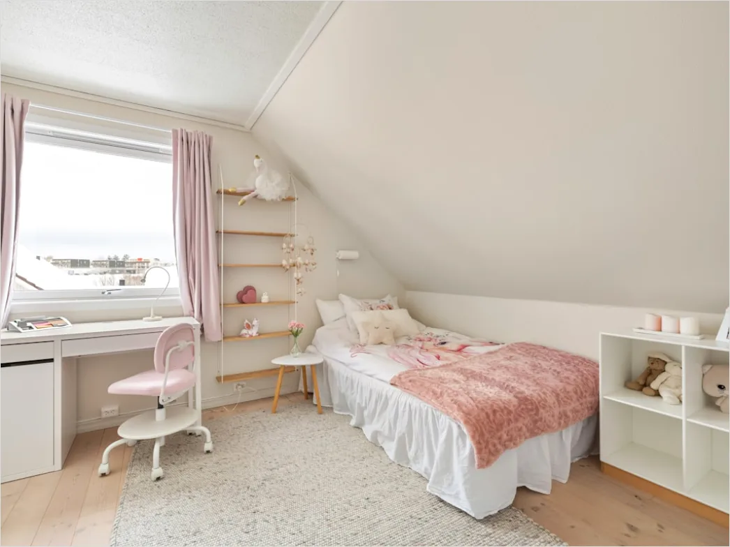 Detail Jugendzimmer Mit Schreibtisch Und Bett Foto Number 20