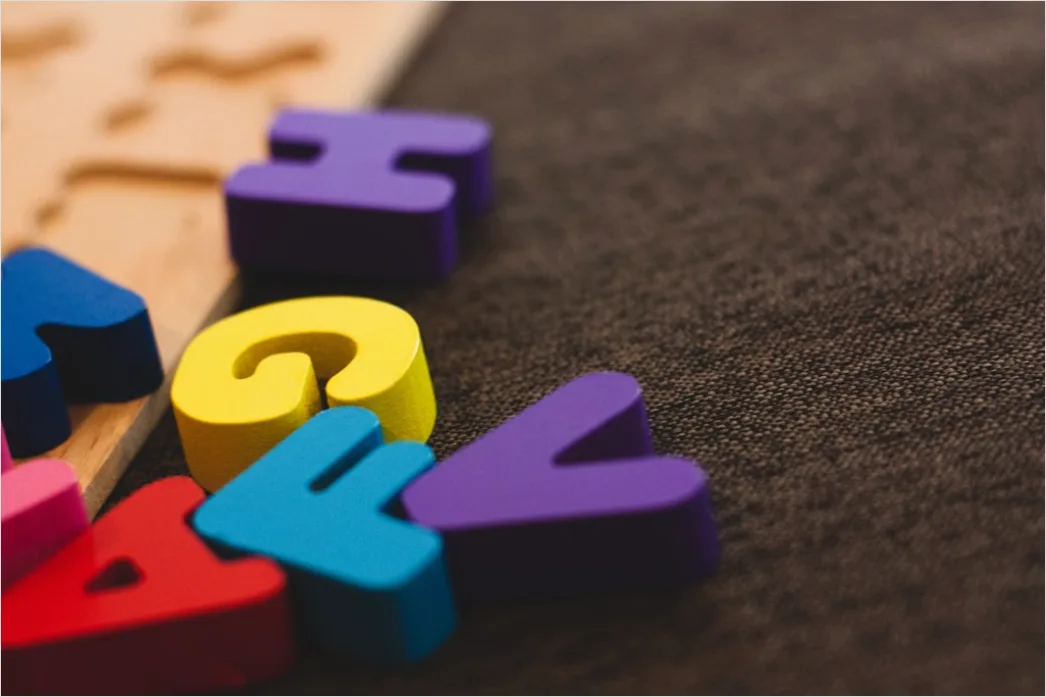 Kind Lernt Alphabet Mit Buchstabenkarte Foto 073d