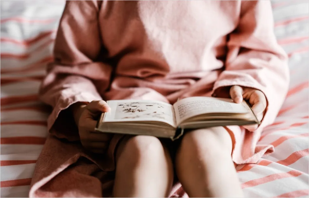 Kind Liest Buch Im Bett Abendlicht Foto B5e1