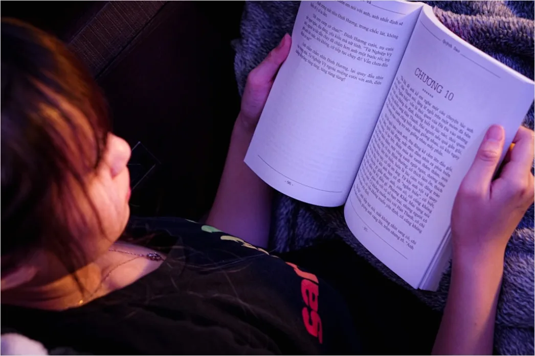 Detail Kind Liest Buch Im Bett Abendlicht Foto Number 19
