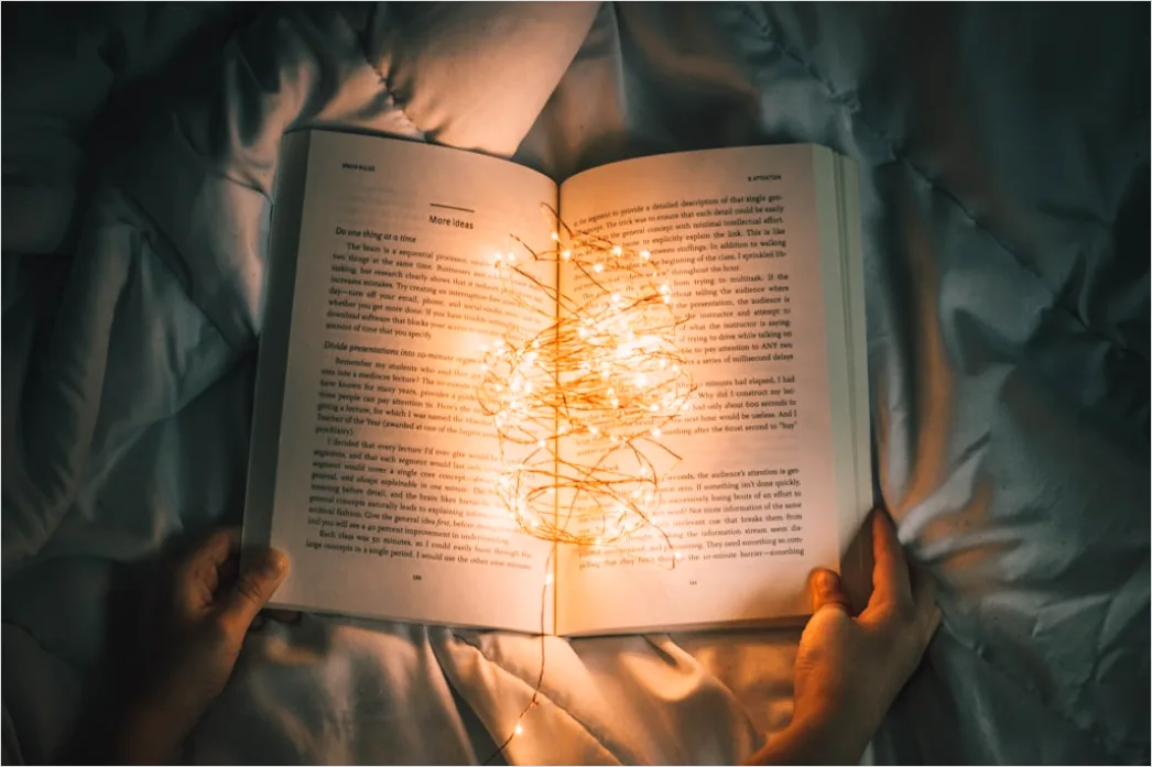 Detail Kind Liest Buch Im Bett Abendlicht Foto Number 4