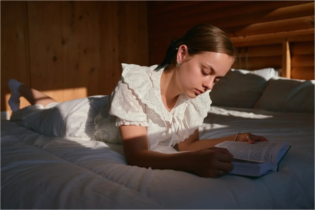 Detail Kind Liest Buch Im Bett Abendlicht Foto Number 5