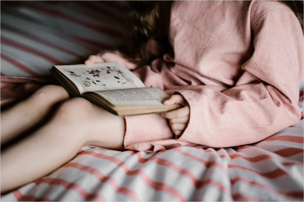Detail Kind Liest Buch Im Bett Abendlicht Foto Number 8