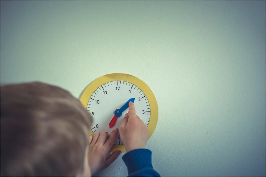 Kinder Lernen Uhrzeit Mit Spieluhr Vorschule Foto 6251