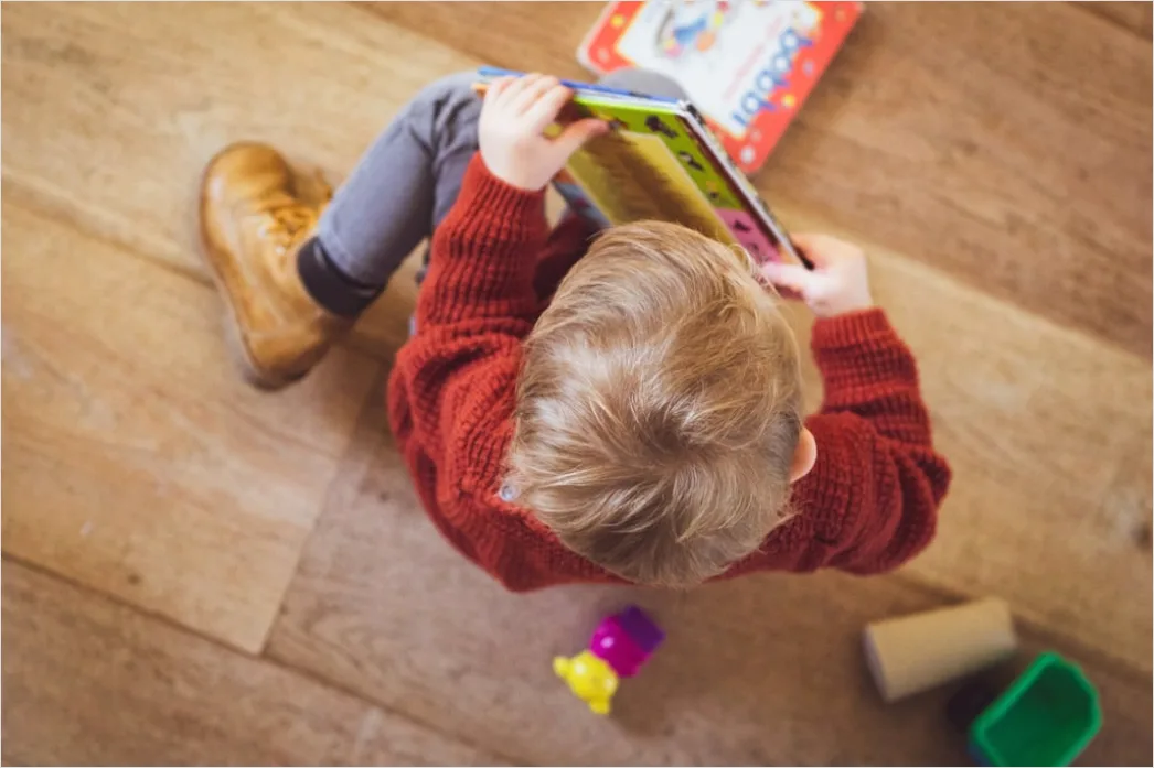 Kindergarten Erzieherin Liest Bilderbuch Im Sitzkreis Foto 948b