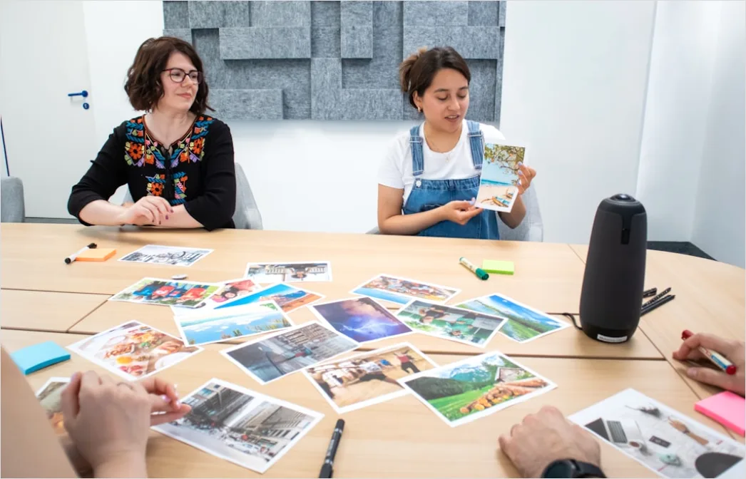 Kita Team Bespricht Paedagogischen Plan Am Tisch Foto 5e4f