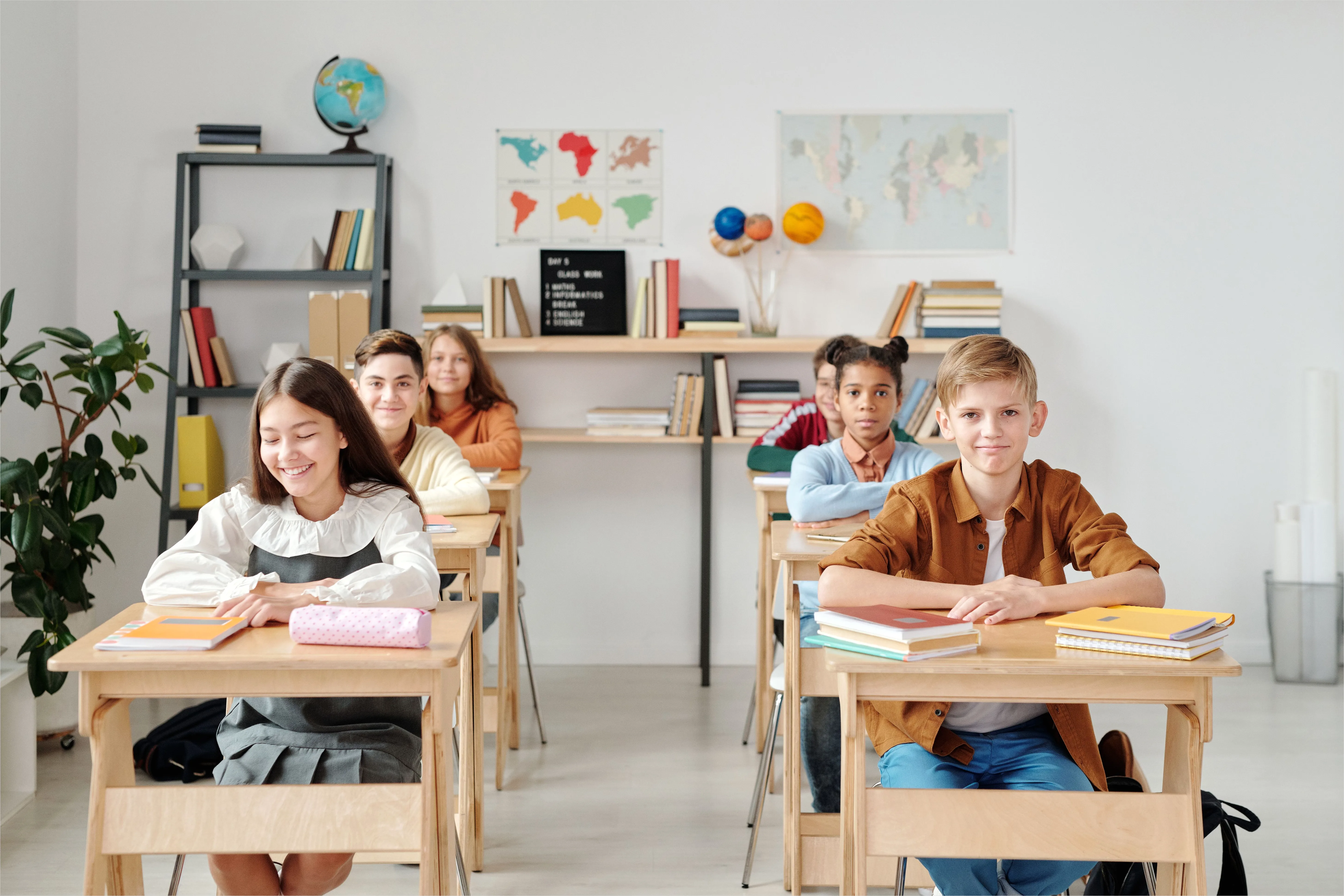 Klassenfoto Schuelergruppe Im Klassenzimmer Natuerliches Licht Foto Bc65