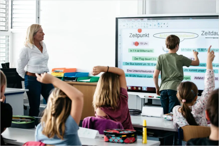 Klassenzimmer Mit Interaktivem Smartboard Unterricht Foto 2766