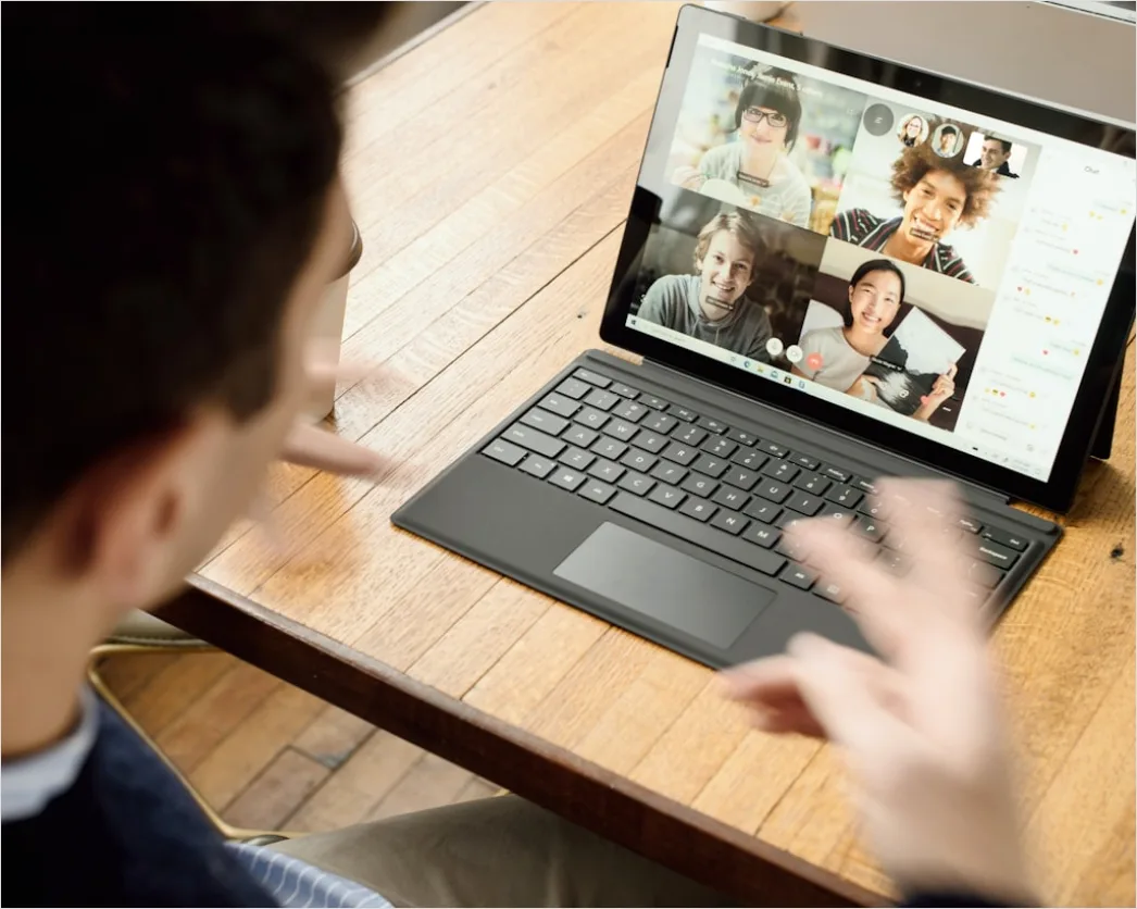 Lehrer Teilt Bildschirm Praesentation Im Online Meeting Foto 778f