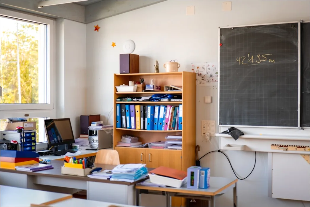 Lehrerin Erklaert Mathe An Tafel Im Klassenzimmer Foto 6865