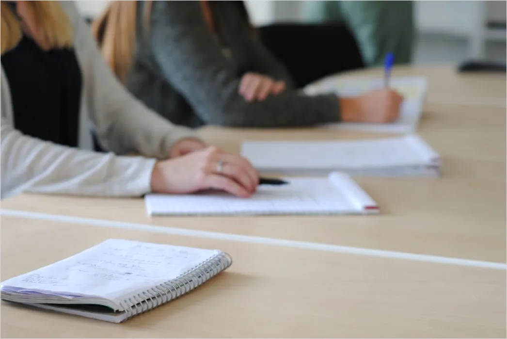 Lehrerin Verteilt Arbeitsblaetter Im Unterricht Foto 01eb