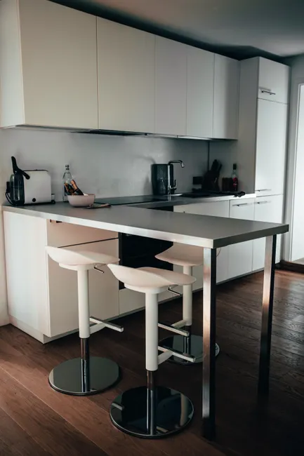 Moderne Kueche Mit Kochinsel Und Barhockern Foto 3aa4