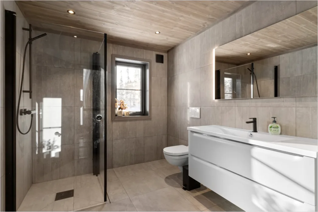 Modernes Bad Mit Walk In Dusche Glaswand Foto Af66