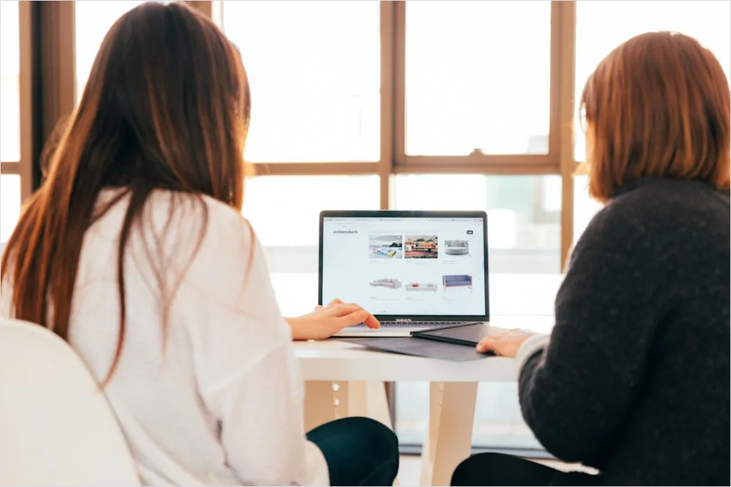 Online Gruppenarbeit Mit Kollaborationstool Am Laptop Foto 36b4